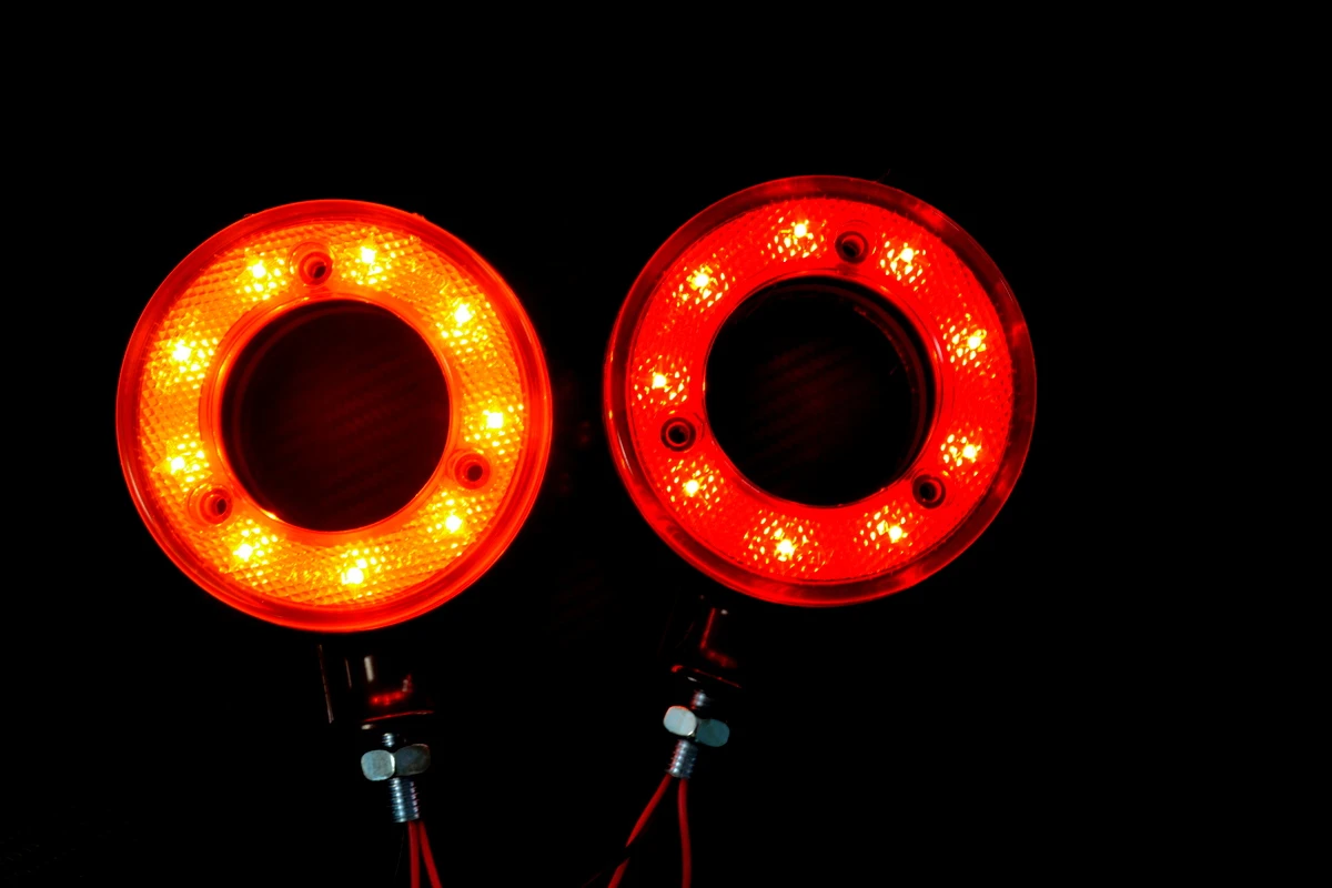 LED габарит за огледало 12/24V – червено-жълто, тип „обеца“