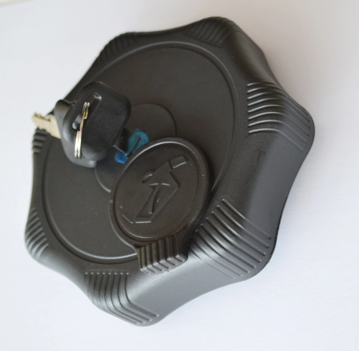 Капачка за резервоар,80мм.камиони,универсална,черна |….jpg