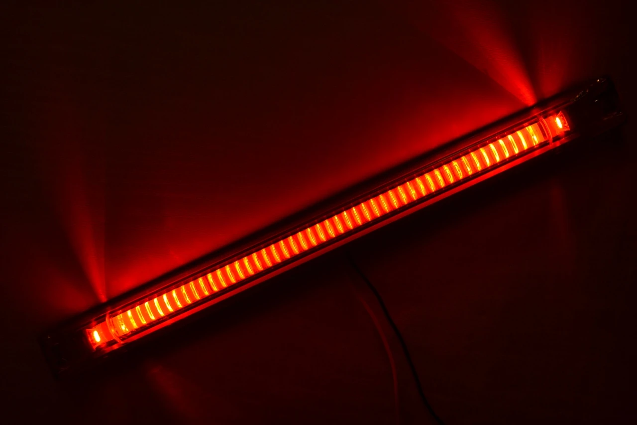 Дълъг- Прозрачен- LED -габарит с ЧЕРВЕНА светлина  12/24V