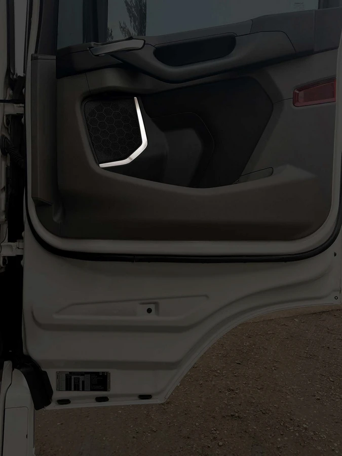 Вътрешни лайсни за говорители на врати за Scania S/R, 2017+