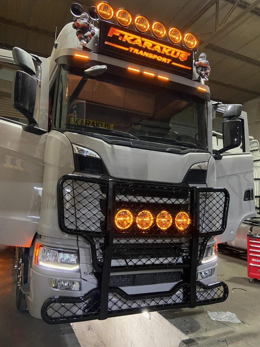 Кожени стелки за DAF XG+ 2021+, черни със син шев и син кант, пневматична пасажерска седалка, Non slip Кожени стелки за DAF XG+ 2021+, черни със син шев и син кант, пневматична пасажерска седалка, Non slip