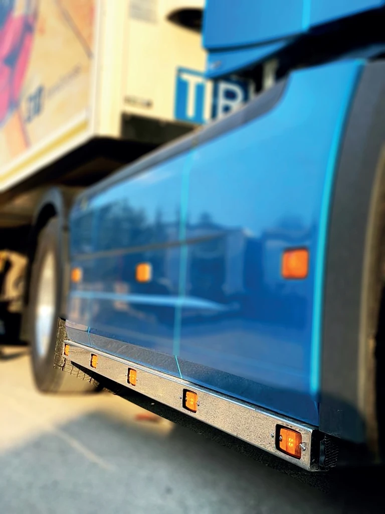 Страничен ролбар с профил и отвори за Volvo FH4 2013+ Евро 6 – ляв и десен Страничен ролбар с профил и отвори за Volvo FH4 2013+ Евро 6 – ляв и десен